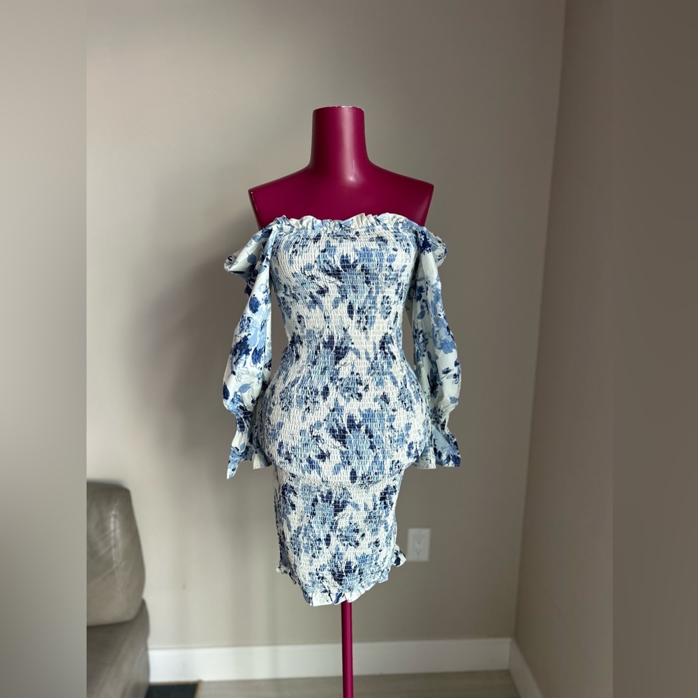 Blue and white floral dress 👗 size M
